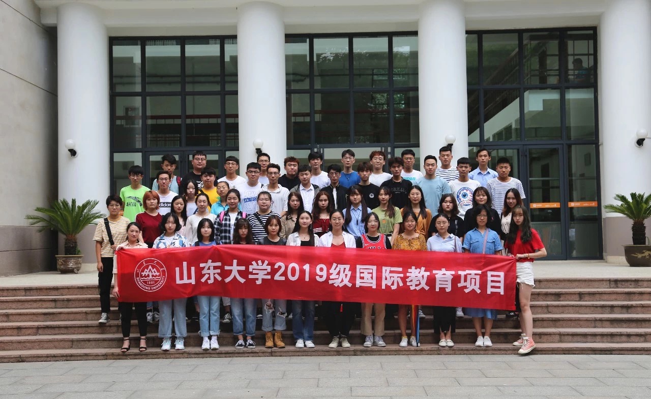 2019级西班牙班全体学生合影