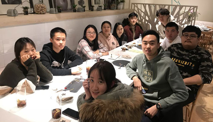 老师看望就读于萨拉戈萨大学的山东学生